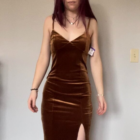 Elegant Autumn Brown Velvet Dress - Picture 1 of 4